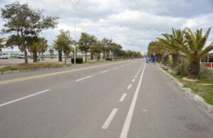 Viale Poetto, centauro finisce contro auto e cade sull’asfalto viale Poetto