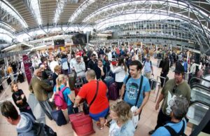 Liberu: “In Sardegna zero controlli agli arrivi ma si proibiscono feste popolari” amburgo-33-intossicati-chiuso-aeroporto