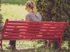 Distrugge la panchina rossa simbolo anti violenza: denunciato un 40 enne panchina rossa