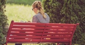 Reddito di libertà per le donne vittime di violenza | La Sardegna tra le prime ad attuarlo panchina rossa