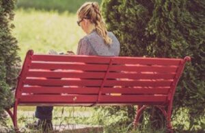 Il sindaco Truzzu inaugura la panchina rossa nell’Ex Vetreria panchina rossa