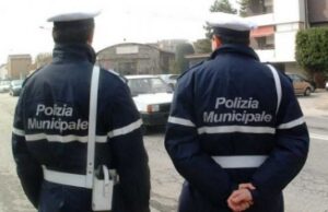 Pirri, abbandona i rifiuti al mercato di Is Bingias | Multa di 600 euro arbus-rubato-fuori-strada-della-polizia-municipale