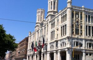 Cagliari, in piazza i lavoratori degli appalti dei servizi culturali bandiere-a-mezz-and-rsquo-asta-in-comune-cagliari-ricorda-il-sindaco-uccisa-nel-varesotto-foto