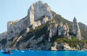 Legambiente, spiagge libere garantite: Sardegna e Puglia le più virtuose cala-goloritz-and-egrave-giovane-cagliaritano-salvato-a-met-and-agrave-parete