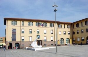 Comunali Carbonia, Pd ad Art.1: “Costruiamo alleanza contro la destra” carbonia-s-and-rsquo-incatena-al-portone-del-comune-and-ldquo-aiutate-i-miei-figli-and-rdquo