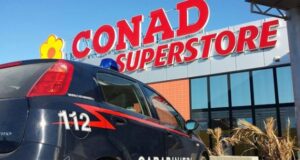 Rubano cibo e liquori alla Conad portandosi dietro il bimbo in carrozzina colpo-al-supermarket-and-egrave-caccia-ai-ladri