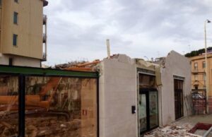 Hotel Mediterraneo chiuso da anni: ora rischia di essere invaso dai topi hotel-mediterraneo-pili-and-ldquo-licenziati-tutti-i-dipendenti-and-rdquo