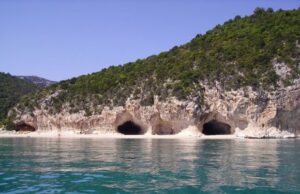 Cala Luna a numero chiuso: veto del sindaco di Baunei incisioni-nella-grotta-e-giro-in-quad-a-cala-luna-indagati-due-turisti