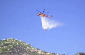Vasto incendio a Iglesias, intervento dell’elicottero del Corpo Forestale precipita-elicottero-antincendi-ferite-le-due-persone-a-bordo