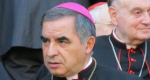 Fondi alla Santa Sede, annullato il rinvio a giudizio per il cardinale Becciu premio-mannironi-a-monsignor-angelo-becciu