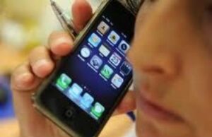 Sassari, vandalizza le auto e poi lascia il numero di telefono prof-sequestra-un-cellulare-e-si-prende-un-pugno-in-faccia-dallo-studente