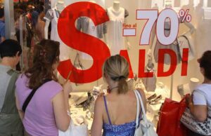 Al via i saldi estivi: ogni famiglia sarda spenderà circa 146 euro saldi-nellisola-non-decollano-spesa-media-100-euro