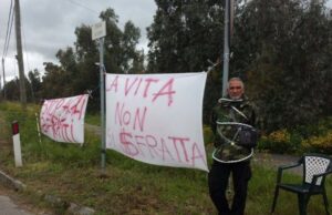 Quartu, sfratto alla famiglia Moi: “il 16 giugno saremo in tanti per stare al loro fianco” sfratto-ad-arborea-manifestante-si-incatena-a-un-cartello-and-quot-stop-ai-ricatti-delle-banche-and-quot