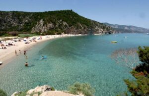 Cade nella barca a vela ormeggiata a Cala Luna, grave un torinese sta-bene-famiglia-romana-che-si-era-persa-a-cala-luna-dorgali