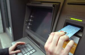 Calasetta: anziana dimentica soldi al Bancomat e 45enne ne approfitta, denunciata svuota-il-conto-in-banca-a-una-parente-nei-guai-giovane-di-santadi