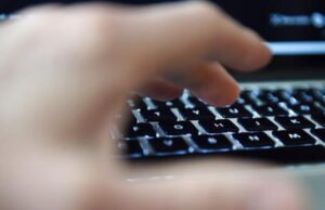 Tecnologia: i ragazzi aiutano gli anziani nelle pratiche online telegram-lancia-telegraph-blog-anonimo