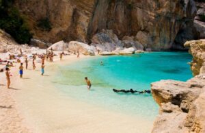Cala Mariolu, masso precipita in spiaggia: ferita una bimba turismo-5-spiagge-sarde-nella-top-ten-nazionale
