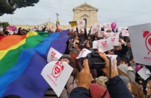 Giornata contro l’omotransfobia, Popolo della Famiglia contro il ministero unioni-civili-bandiera-arcobaleno-a-bonaria