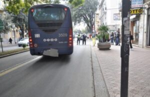 Pugni, minacce con il coltello e bottigliate contro il pullman Arst via-dante-travolto-da-bus-arst-grave-un-pedone