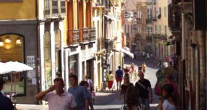 Cagliari si fa bella, nuovo arredo urbano nelle vie dello shopping via-garibaldi-cambia-volto-meno-abbigliamento-pi-and-ugrave-ospitalit-and-agrave