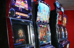 Cagliari, irruzione con mazze in un centro scommesse: assaltate le slot