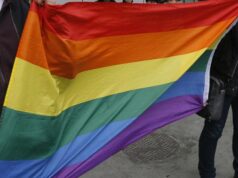 Danneggiata la bandiera arcobaleno sistemata al Poetto di Quartu