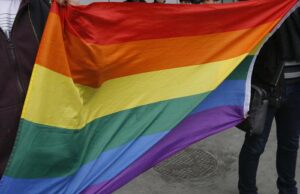 Danneggiata la bandiera arcobaleno sistemata al Poetto di Quartu