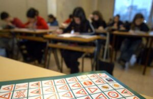 Cagliari, va all’esame della patente B con il “suggeritore esterno”