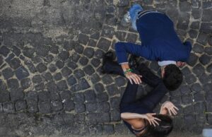 Cagliari, violenza in una scuola media | Alunno pestato dal branco