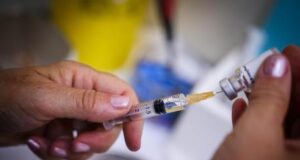 Vaccini, terza dose per ultra 60enni, persone fragili e personale sanitario