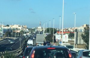 Ennesimo incidente sull’asse mediano: traffico paralizzato