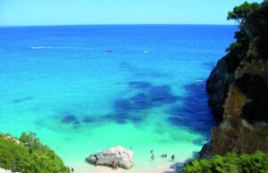Mangia troppo a Cala Goloritzé | Turista romano salvato con l’elicottero