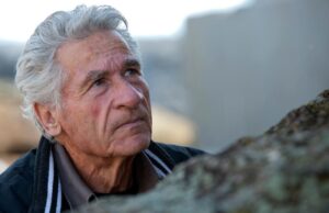 Ozieri, spunta un’opera di Pinuccio Sciola davanti al municipio