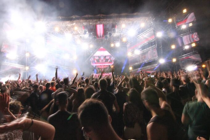 Olanda, focolaio di Covid dopo il Verknipt Festival nonostante il green pass