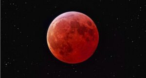 Sardegna, domenica spettacolo nei cieli: sorgerà la Luna rossa