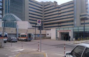 Ospedale Brotzu, 24 ambulanze in fila fuori dall’ingresso