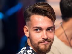 Valerio Scanu in ginocchio chiede la mano del compagno