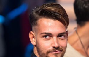 Valerio Scanu in ginocchio chiede la mano del compagno