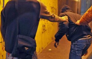 Marina, dieci contro uno: ragazzo preso a calci dal branco