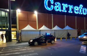 Rubano 70 euro di merce al Carrefour | Denunciati due algerini