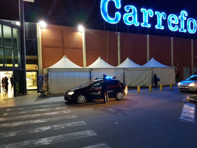Rubano 70 euro di merce al Carrefour | Denunciati due algerini