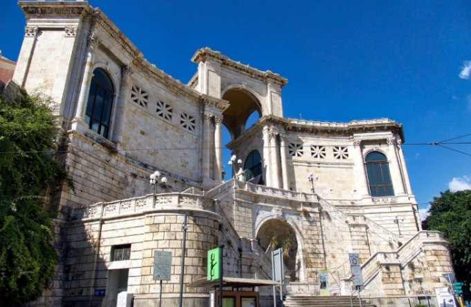 Cagliari, Bastione Saint Remy illuminato di viola per la giornata della fibromialgia