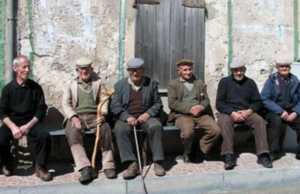 Il segreto dei centenari sardi: cibo dell’orto, aria pulita e tante chiacchierate