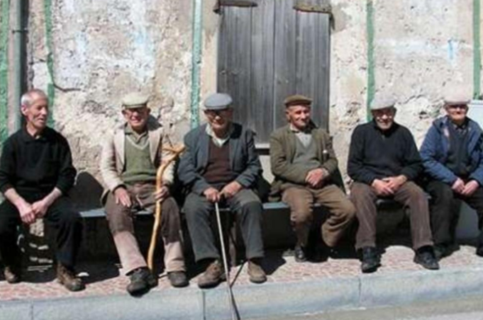 Il segreto dei centenari sardi: cibo dell’orto, aria pulita e tante chiacchierate