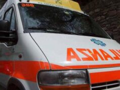 Finisce con la moto contro un’auto, muore un 19enne