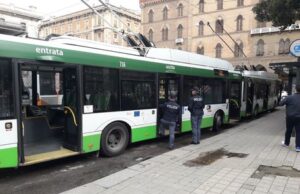 Colpisce autista del bus con una pietra: non gli aveva dato la precedenza