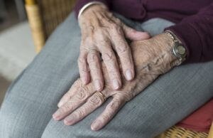 Covid, al via visite in sicurezza nelle Rsa: Speranza firma nuova ordinanza