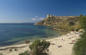 Calamosca, spiaggia pulita e nuove scritte iconografiche