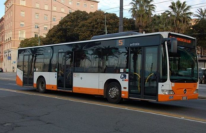 Scivola dal marciapiede e viene travolto dal bus | È in gravi condizioni