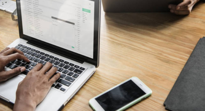 Selargius: convinta di ricevere un bonifico per una borsa, accredita per 18 volte 200 euro al truffatore